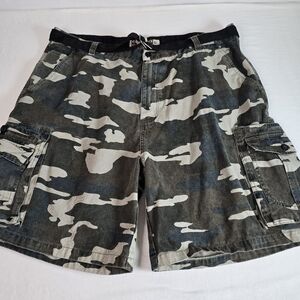 Coliseum mens camo cargo eight pocket shorts size W42
